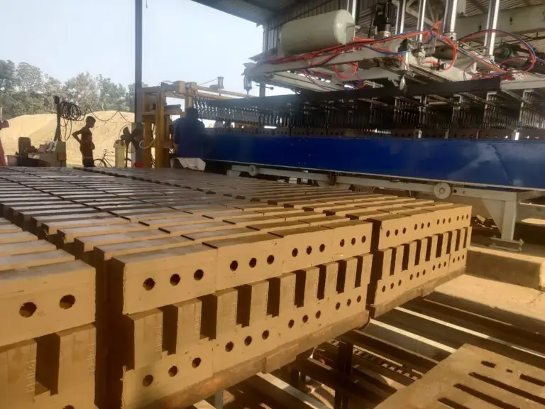 Green brick loading machine for automatic clay brick plant