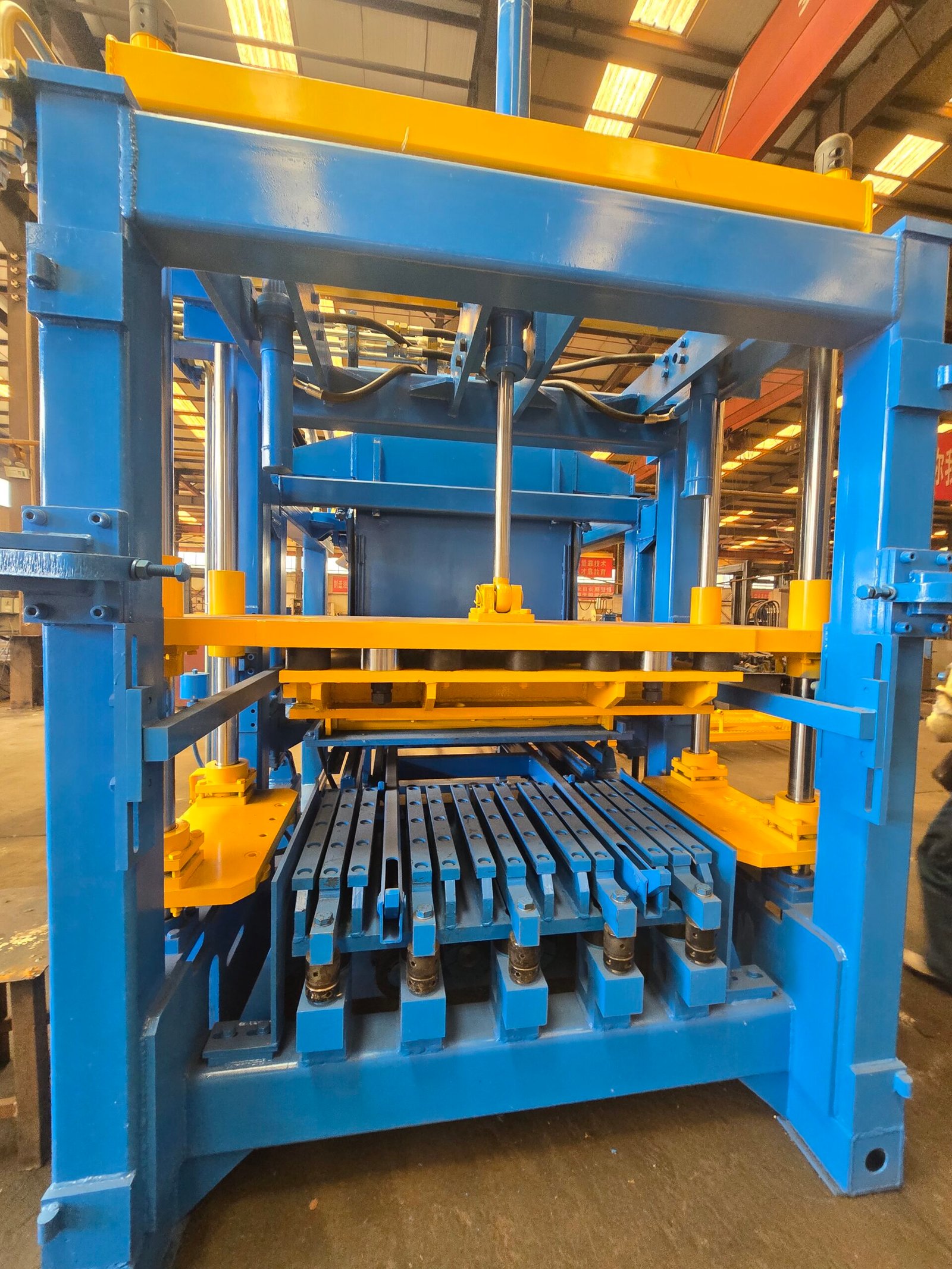 QT10-15 concrete block machine photo four
