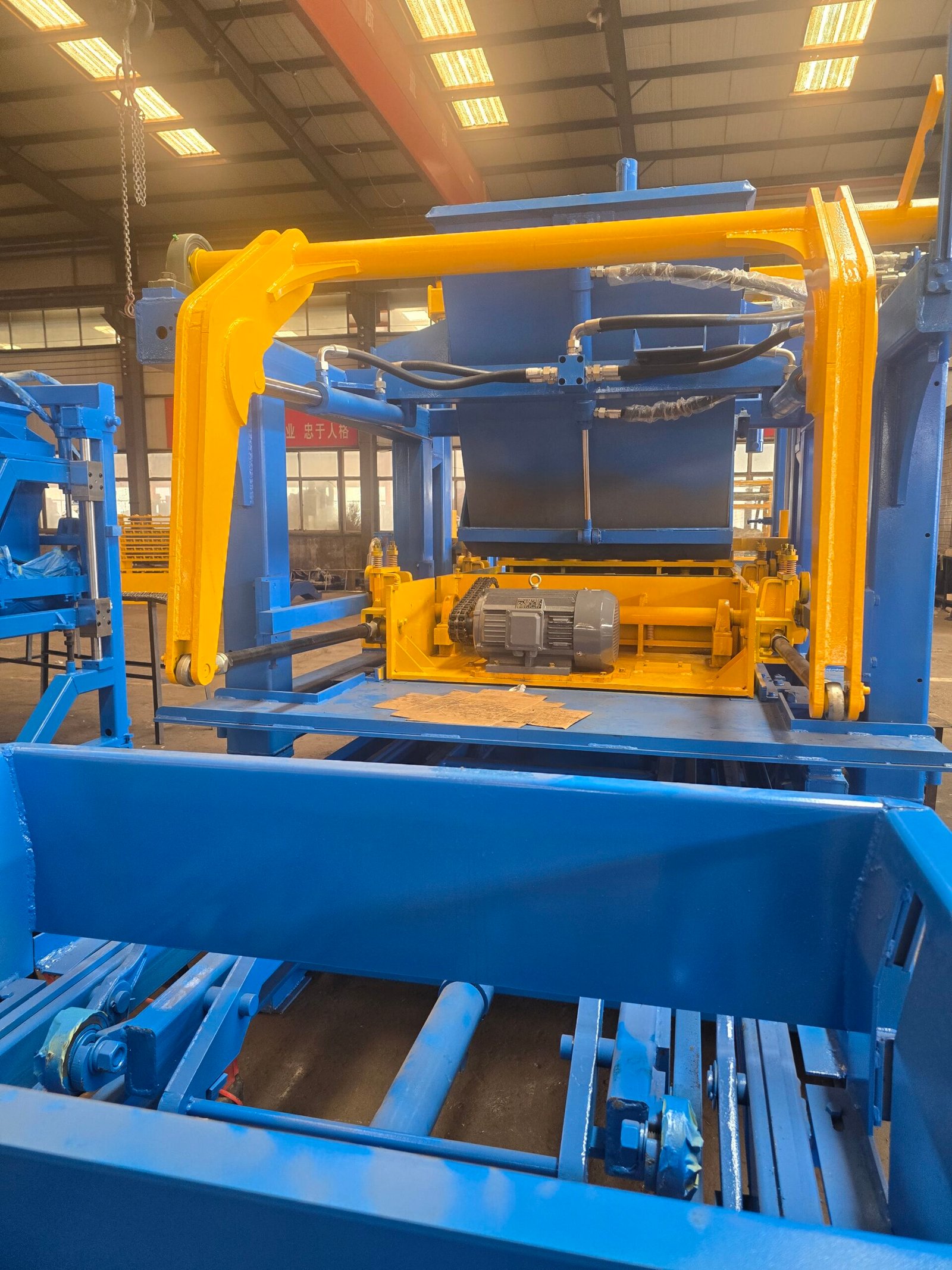 QT10-15 concrete block machine photo three