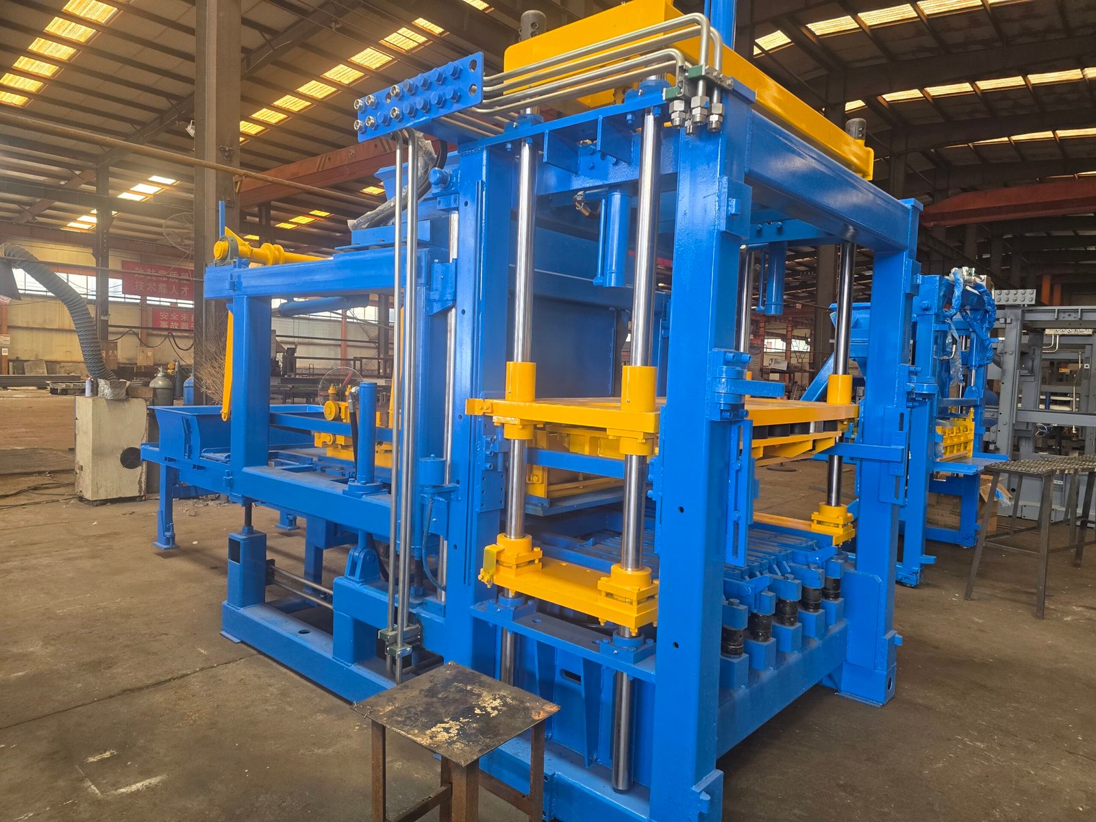 QT10-15 concrete block machine photo two